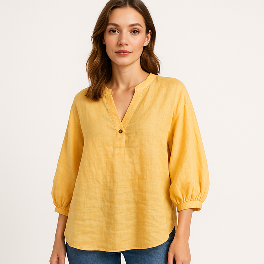 Laisvo kirpimo palaidinė iš lino ir viskozės dėvima prie klasikinių kelnių ar džinsų.

