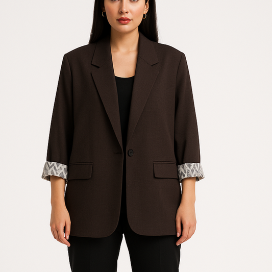 Moteriškas šokoladinės rudos spalvos oversize švarkas, neliemenuotas, demonstruojamas ant modelio