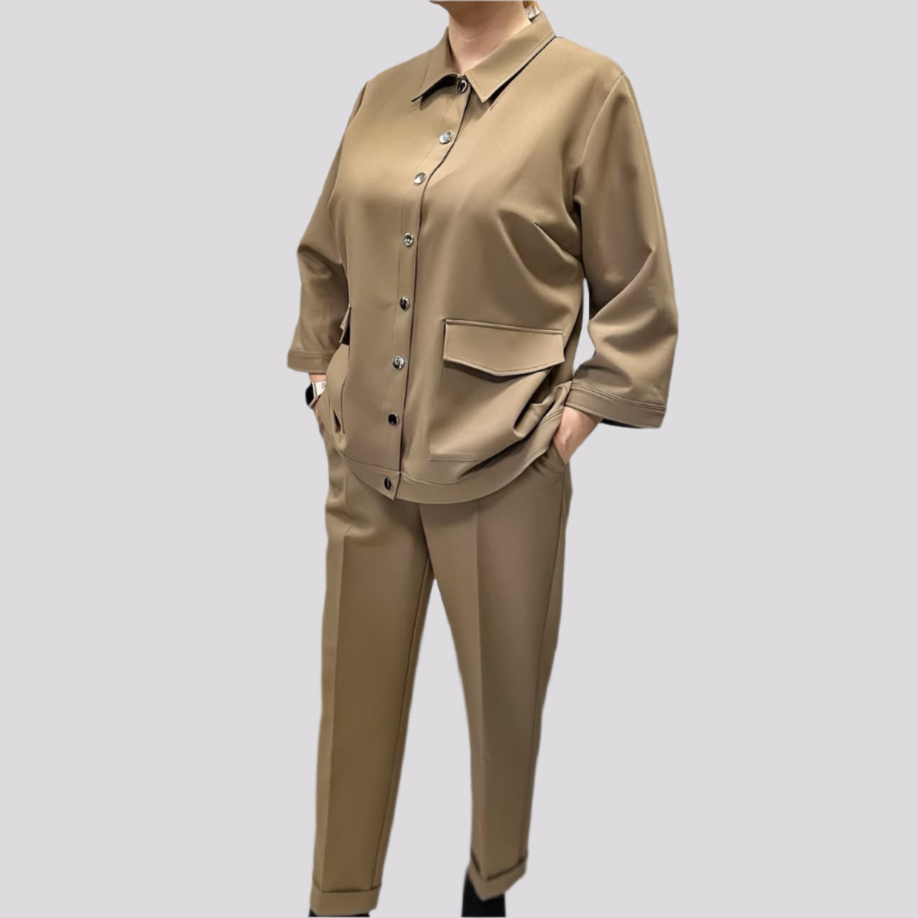 Elegantiškas moteriškas kostiumėlis su švarkeliu ir kelnėmis, tinkamas šventei ar darbui.