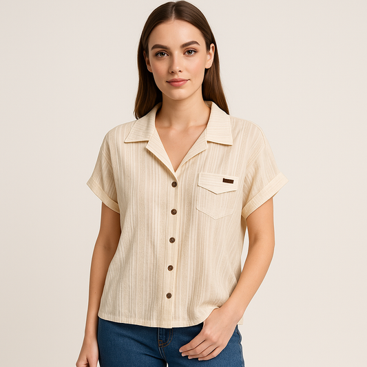 Šviesaus atspalvio natūrali palaidinė dėvima kasdieniam miesto stiliui.