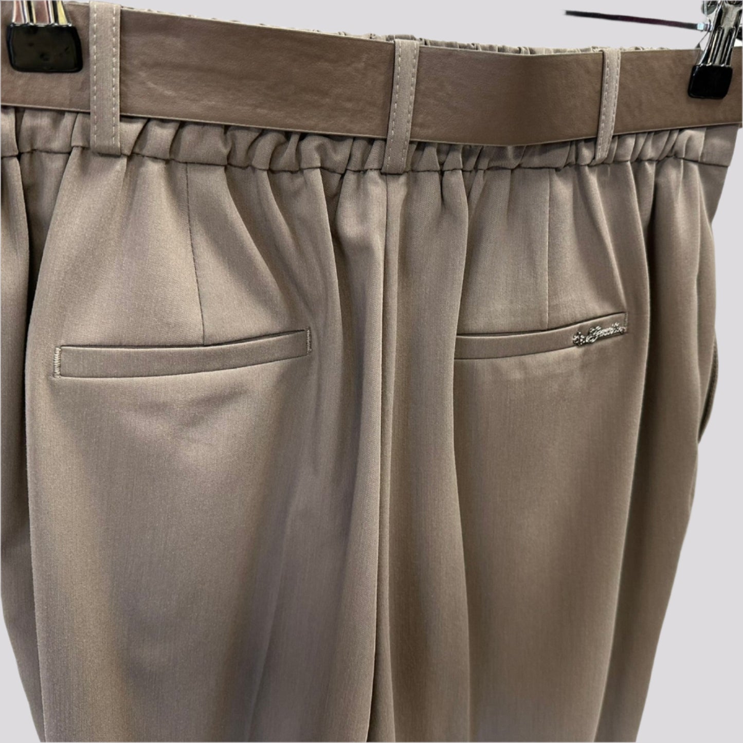 Nugaros puse, rudos kelnes