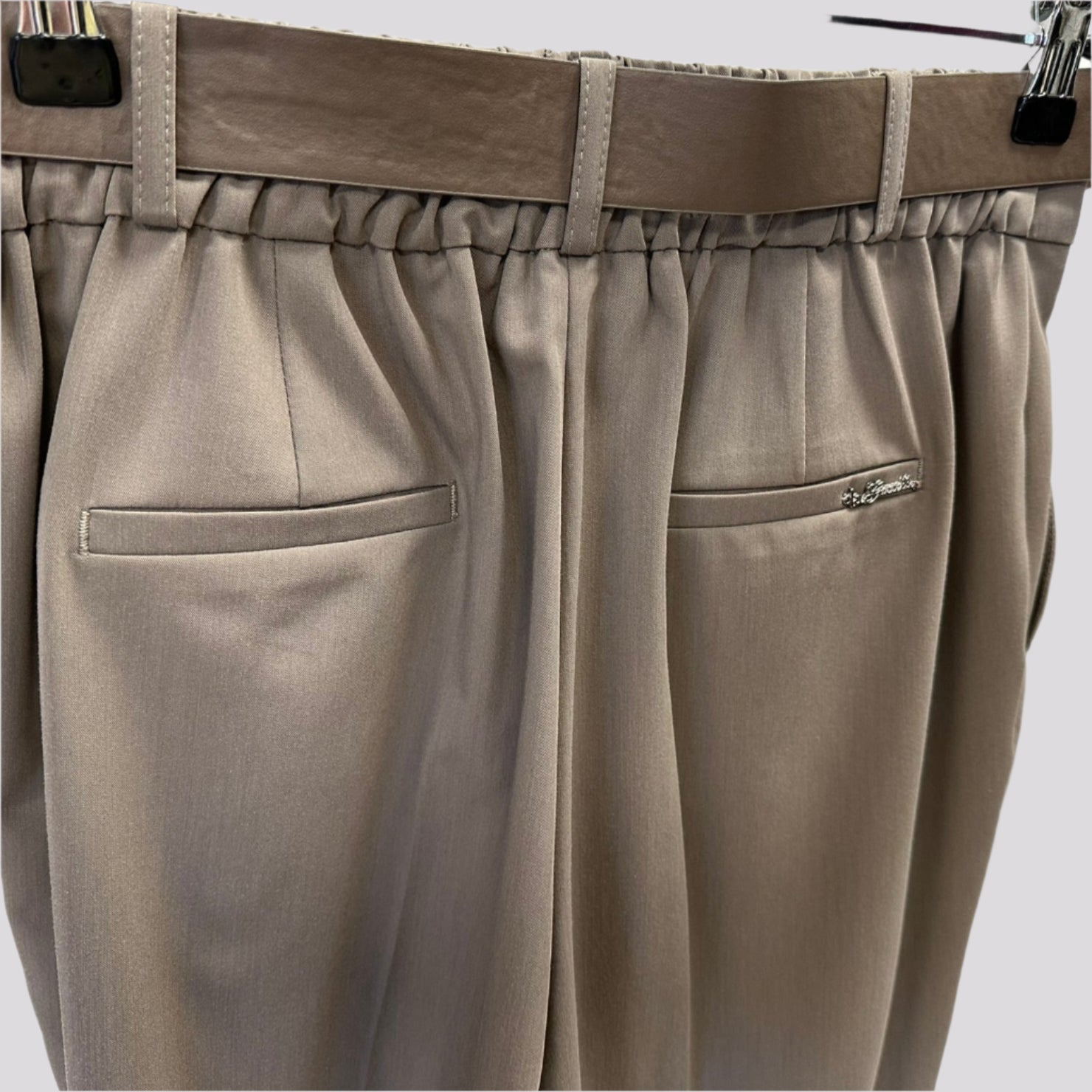 Nugaros puse, rudos kelnes