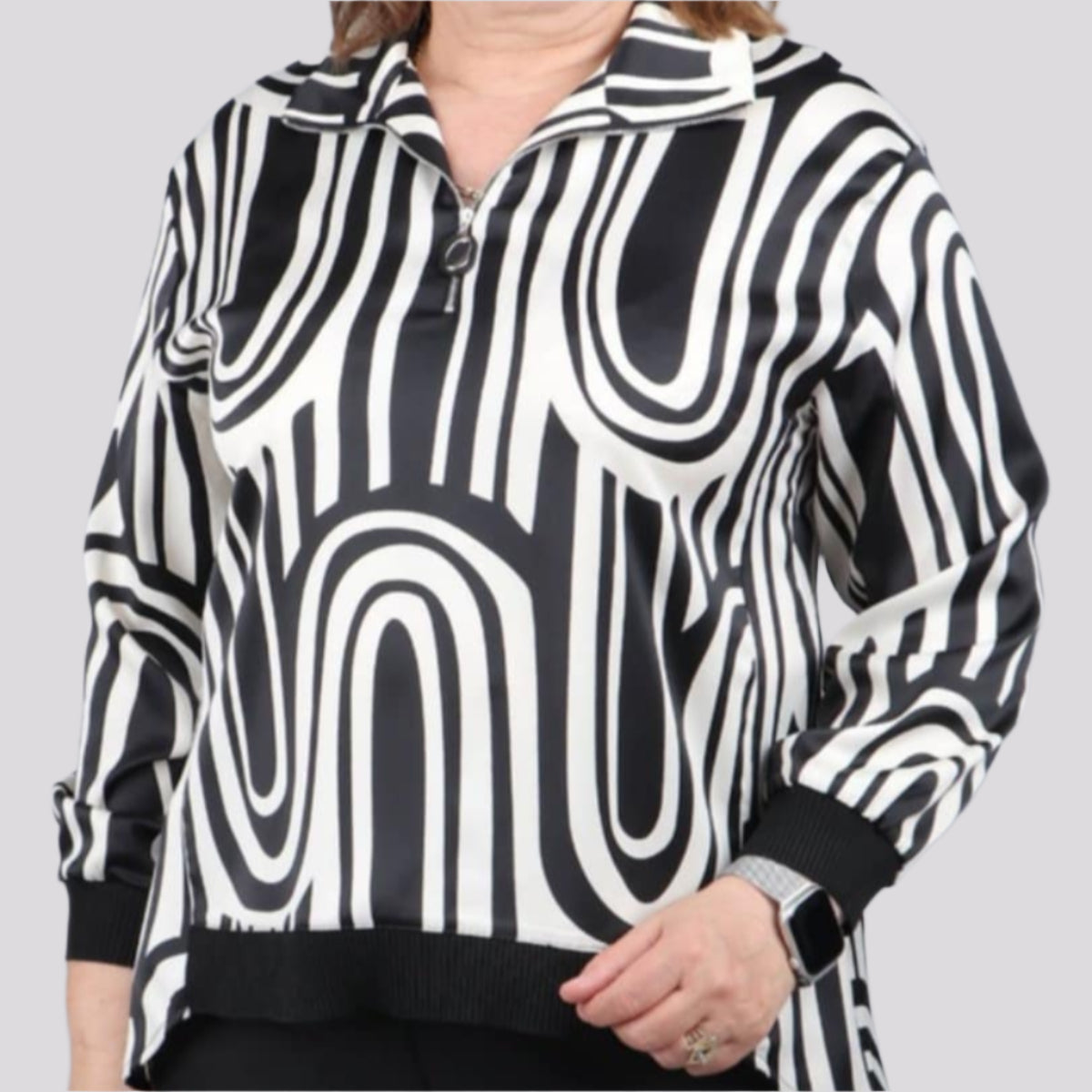 Kreminė palaidinė su juodomis detalėmis, moteriška elegantiška viršutinė dalis, priekis trumpesnis nei nugara.