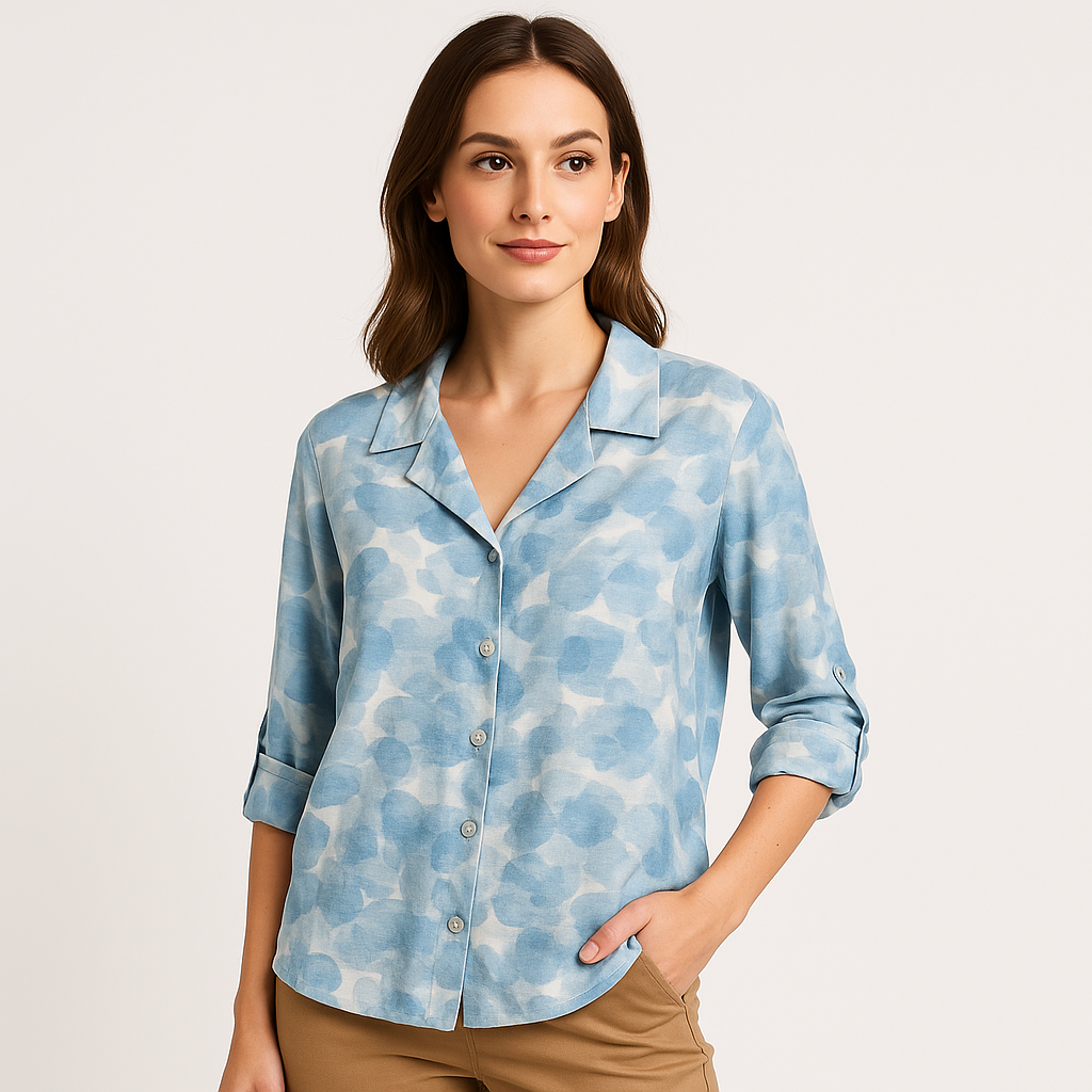 Palaidinė su maikute stilingai derinama su klasikinėmis rudomis kelnėmis