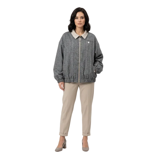 Pilkas bomberio ir šviesių kelnių kostiumėlis moterims ant modelio, elegantiškas laisvalaikio įvaizdis