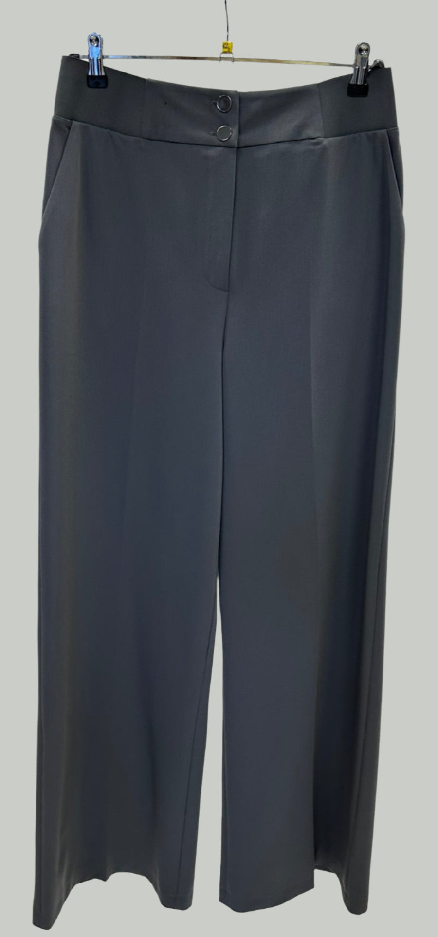 „Klasikinės plačios pilkos kelnės – stilingos ir patogios, idealiai tinkančios kasdieniam dėvėjimui. Tinka įvairiems deriniams ir yra puikus pasirinkimas tiek šiltu, tiek vėsesniu oru.“