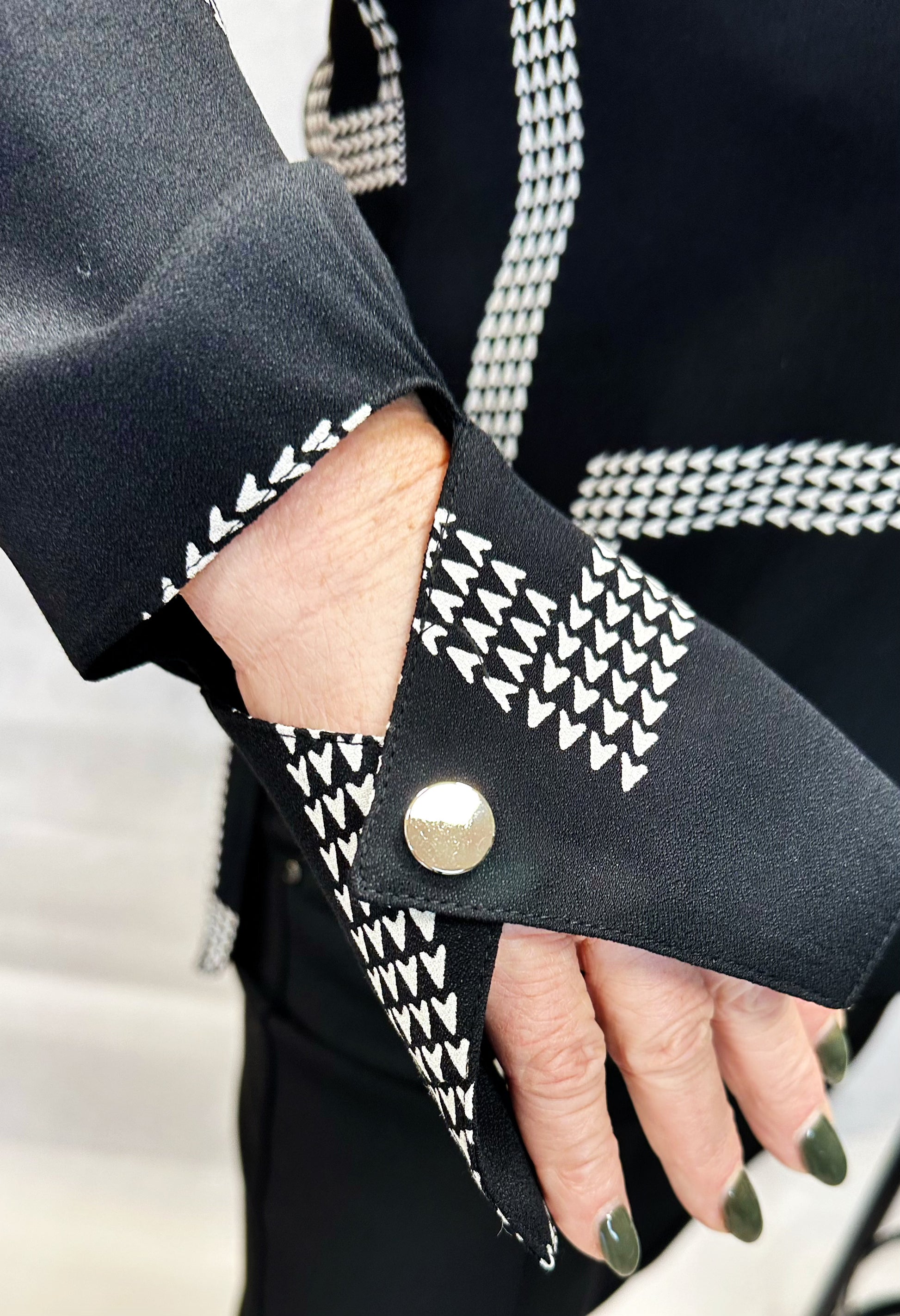 100 % šilko palaidinė su apykaklės iškirpte ir įdomiomis rankovėmis – elegantiškas modelis ant pakabos