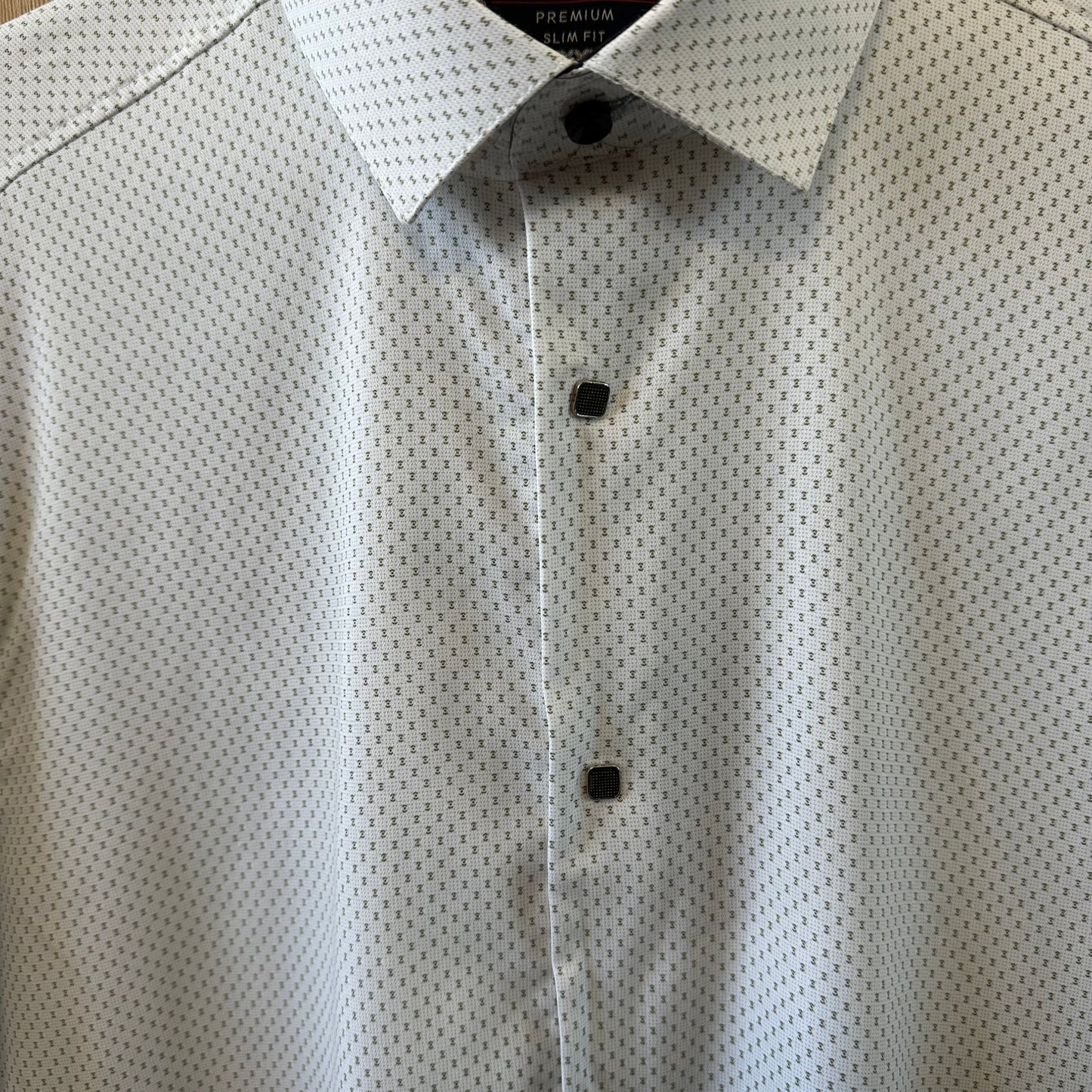 Marškiniai detalus rašto ir sagų dizaino vaizdas.