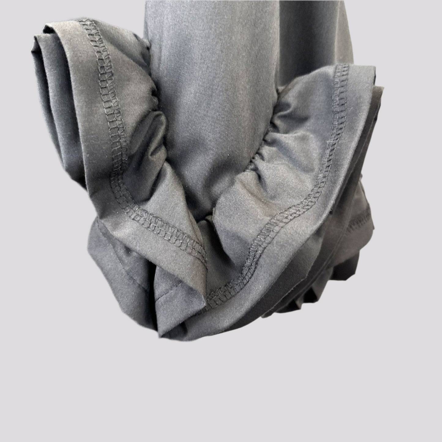 Juodi klasikiniai marškiniai su dekoratyviniais rankogaliais, moteriškas elegantiškas stilius.