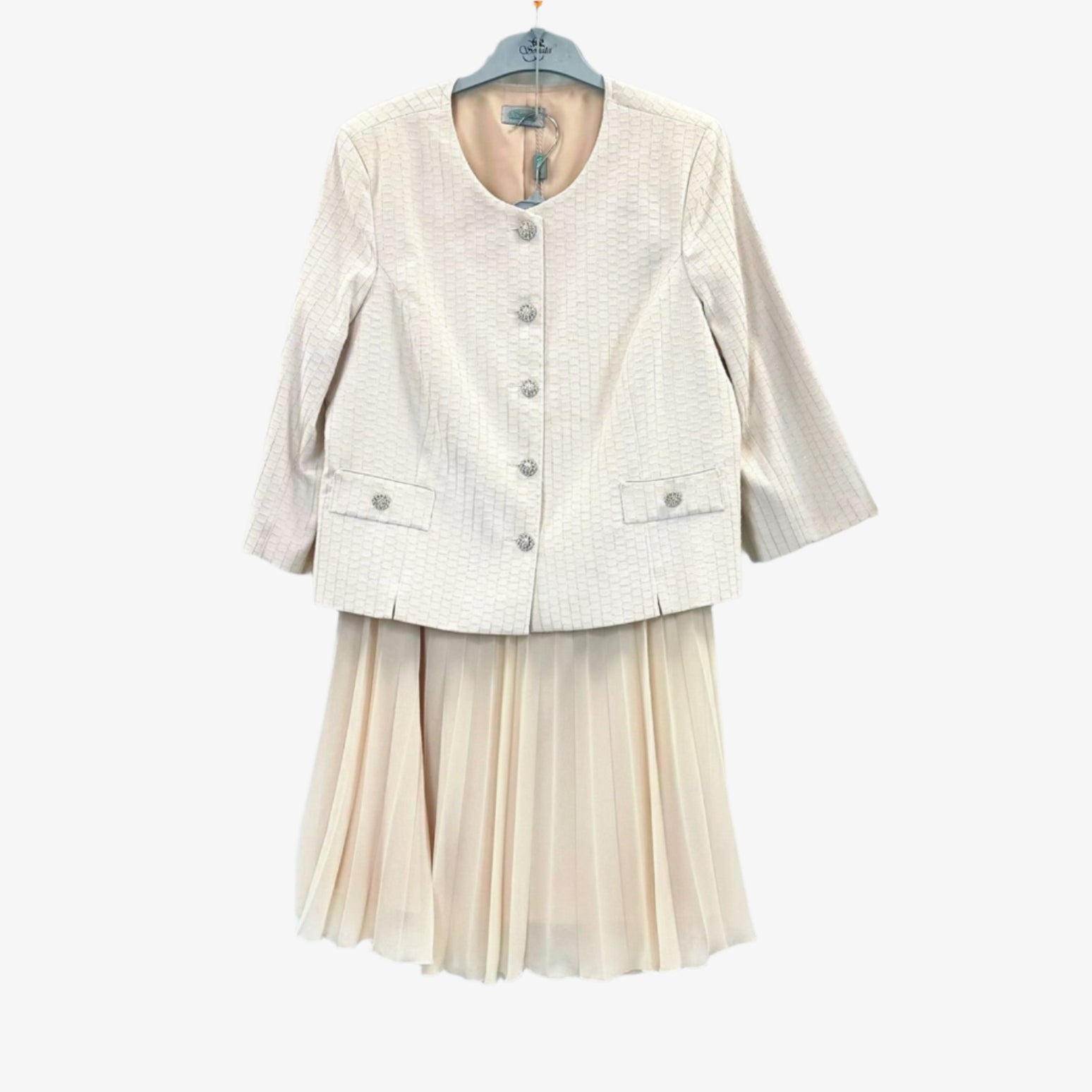 Šviesiai rožinis kostiumelis ant pakabos