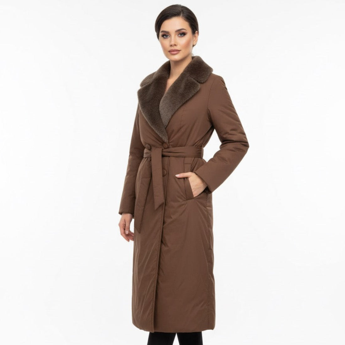 Rudas moteriškas paltas su kailine apykakle – elegantiškas rudens–žiemos modelis.