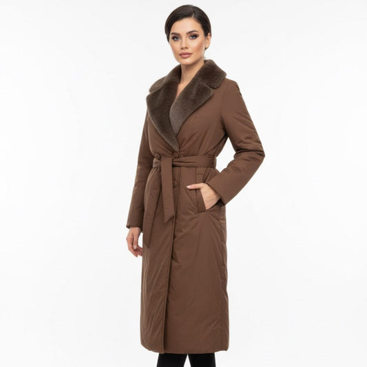 Rudas moteriškas paltas su kailine apykakle – elegantiškas rudens–žiemos modelis.
