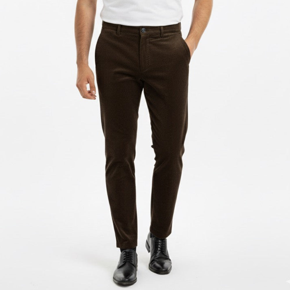 Vyriškos rudos velvetinės kelnės iš Turkijos – rudens sezono modelis.