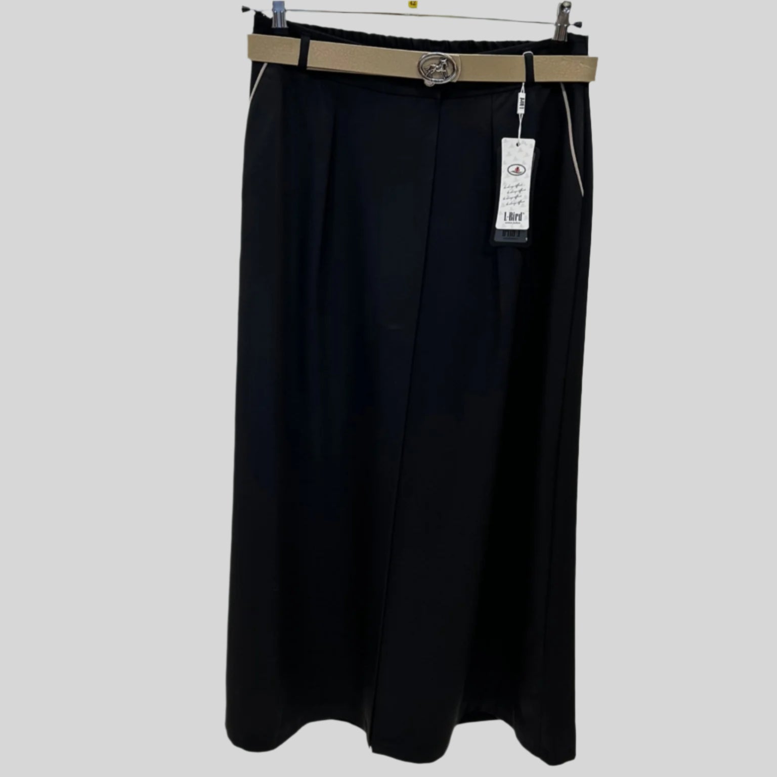 Stilingos sijonkelnes – 2025 metų mados perliukas, vilkimos moters su elegantišku įvaizdžiu