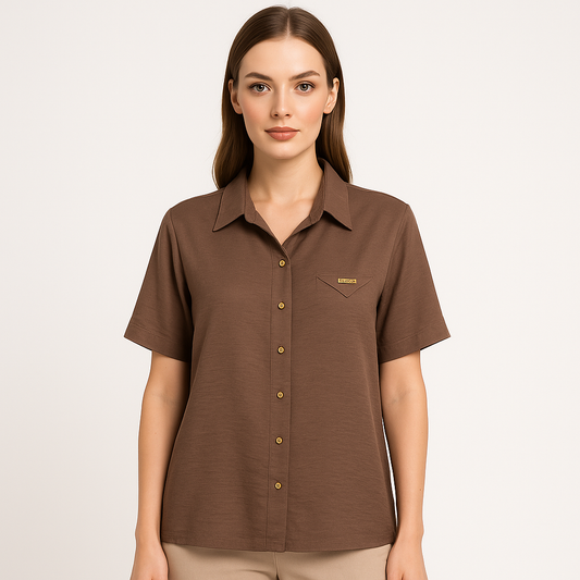 Šokolado spalvos lengvo audinio marškiniai su trumpomis rankovėmis ir trikampe kišene.