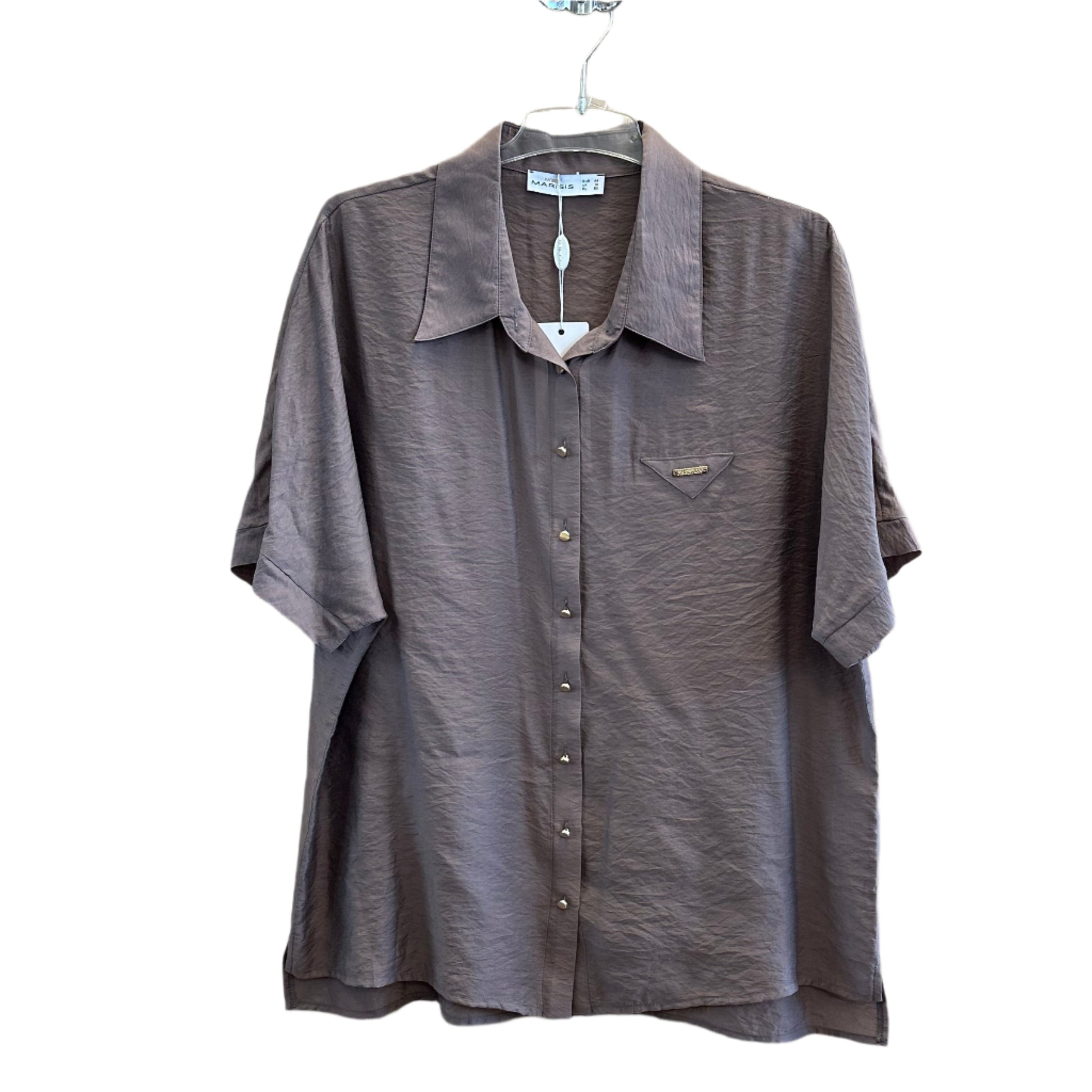 Šokolado spalvos lengvo audinio marškiniai su trumpomis rankovėmis ir trikampe kišene.