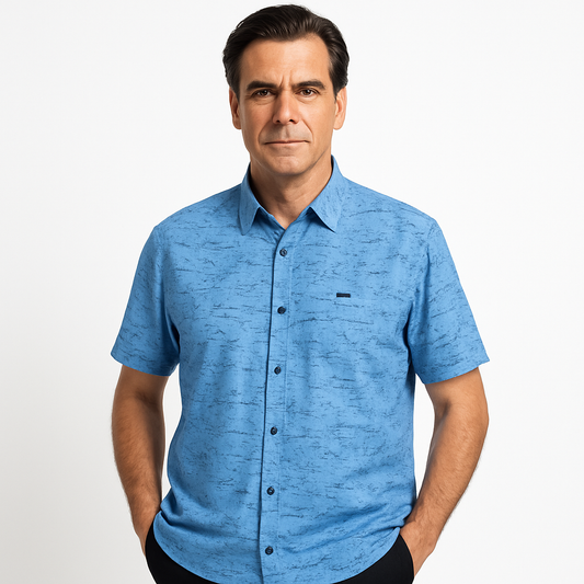 Vyriški melsvi marškiniai su raštais, trumpomis rankovėmis, klasikinė apykaklė, dėvimi modelio baltame fone