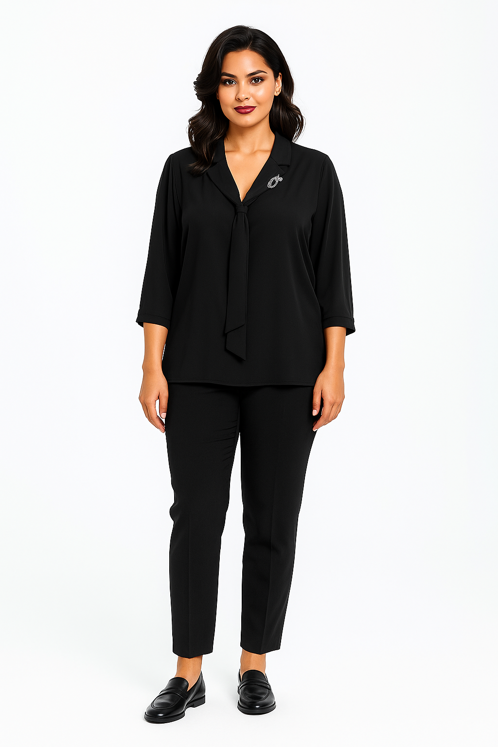 Juoda klasikinė palaidinė su kaklaraiščiu, tinka biurui ir kasdienai. Modelis visu ūgiu.