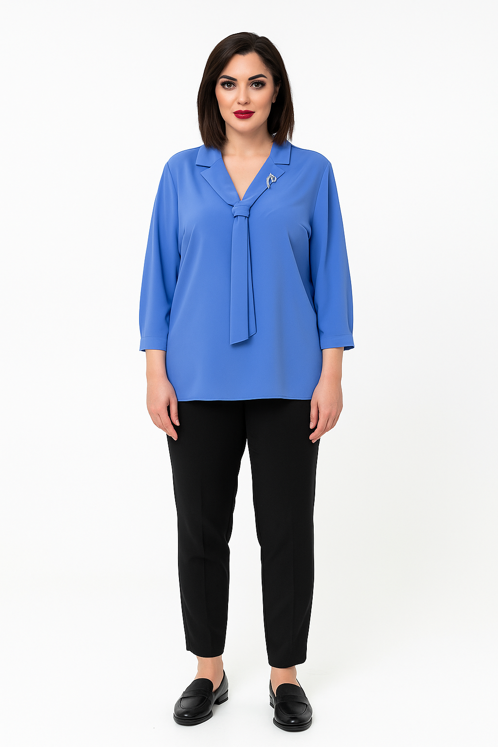 Mėlyna klasikinė palaidinė su kaklaraiščiu ir 3/4 rankovėmis. Modelis visu ūgiu