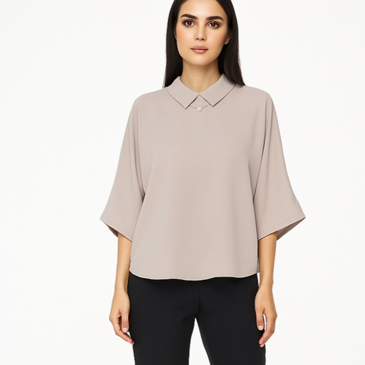 Neutrali šviesiai pilka moteriška palaidinė su plačiomis rankovėmis, elegantiško kirpimo