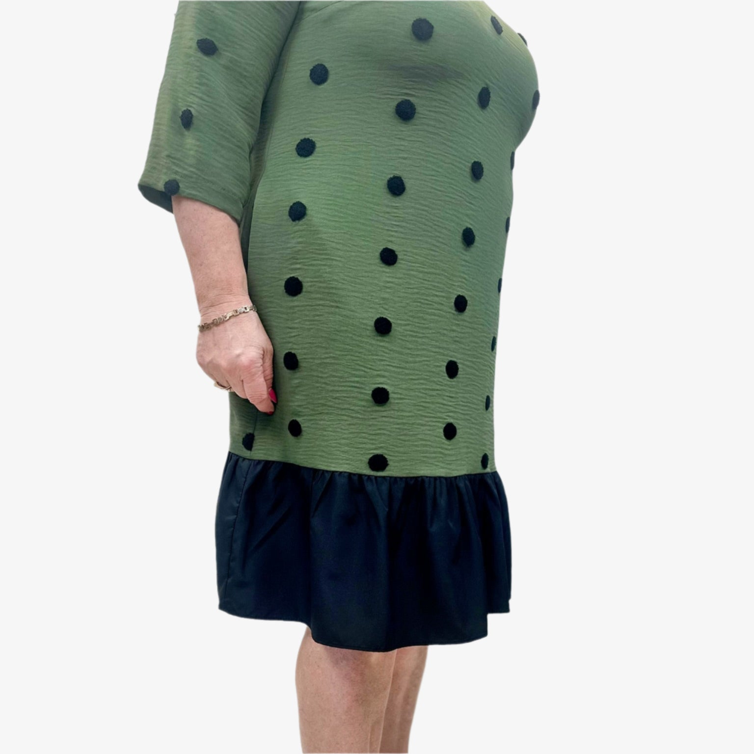 Suknelė su 3/4 rankovėmis, žalsvu audiniu ir juodais taškais – vaizdas iš priekio