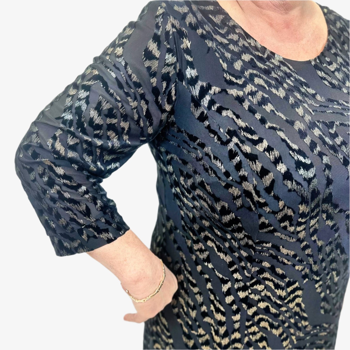 Suknelės aukso marginimo detalės iš arti.