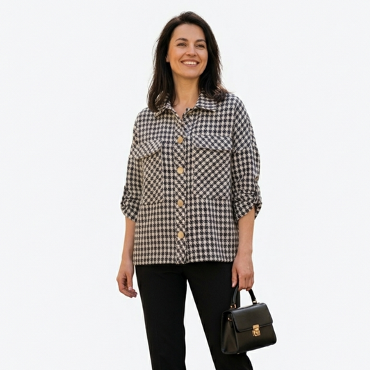 Juodai baltas languotas pavasarinis moteriškas švarkelis-striukytė ant modelio