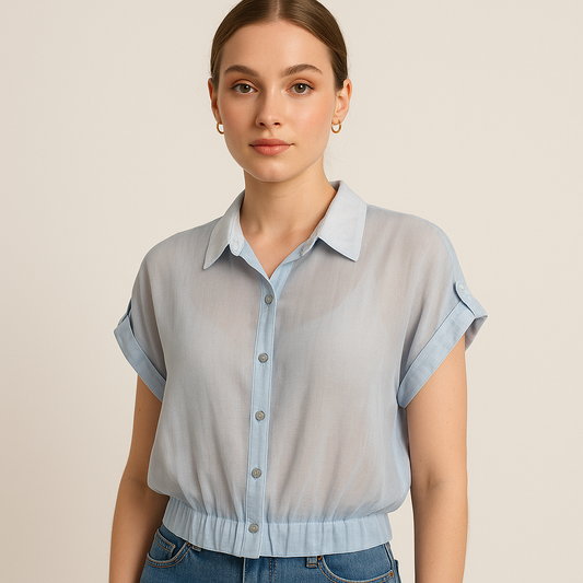 Šviesiai mėlyna trumpomis rankovėmis moteriška palaidinė su sagutėmis priekyje ir kaspinu nugaroje