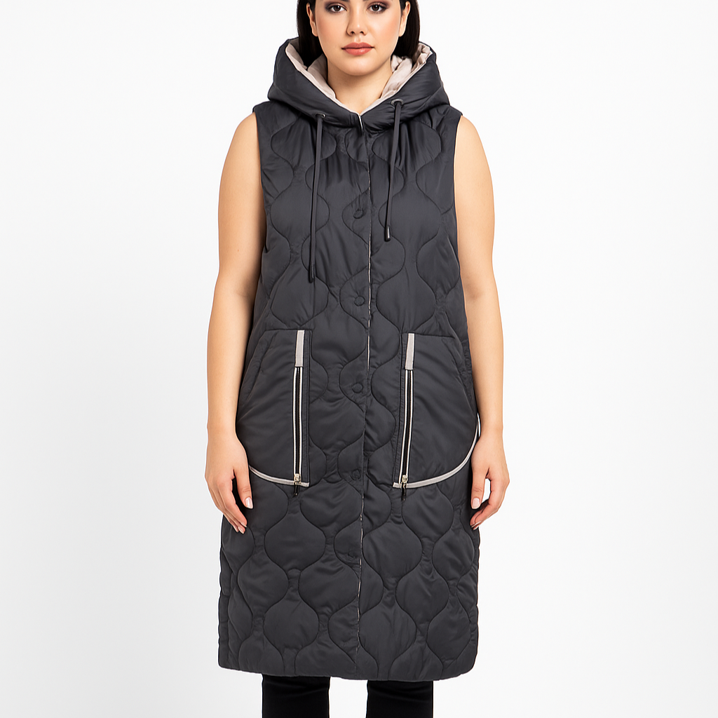 Ilga juoda moteriška dygsniuota liemenė su gobtuvu ir užtrauktukinėmis kišenėmis, demonstruojama ant modelio