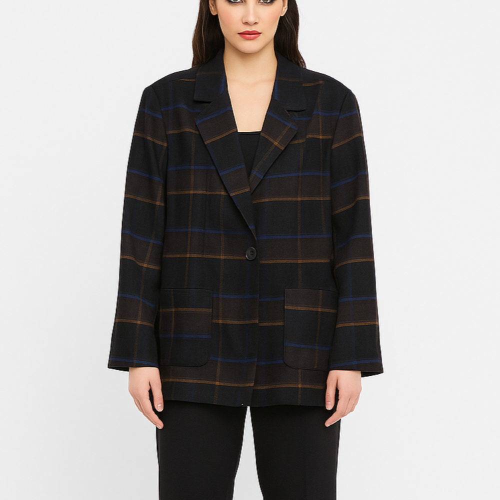 Moteriškas klasikinis languotas švarkas, segamas viena saga, demonstruojamas ant modelio