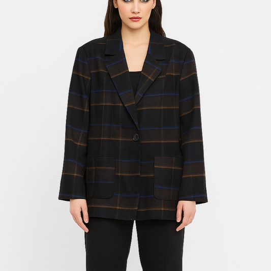 Moteriškas klasikinis languotas švarkas, segamas viena saga, demonstruojamas ant modelio