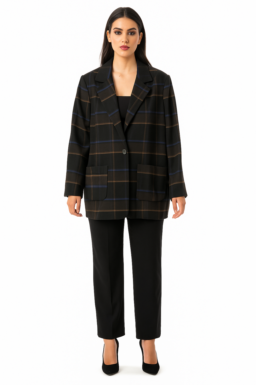 Stilingas moteriškas languotas švarkas su kišenėmis ir patogiu kirpimu, rodo modelis.