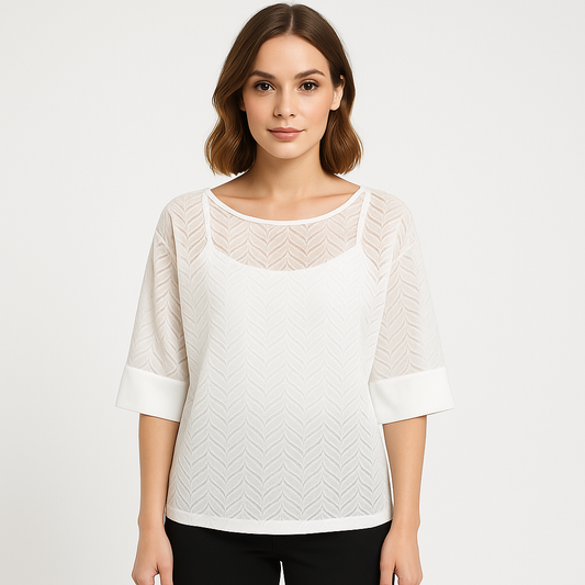 Moteris dėvinti elegantišką dviejų sluoksnių baltą palaidinę su tinkleliu