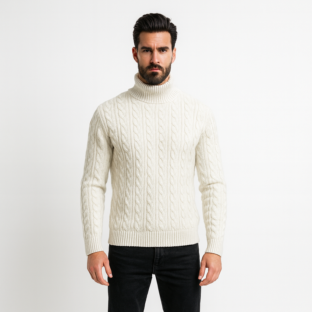 Baltas vyriškas megztinis su aukštu kaklu ir pintu raštu.