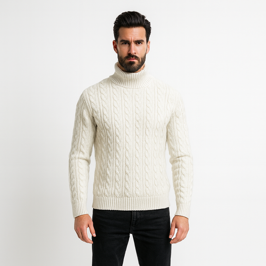 Baltas vyriškas megztinis su aukštu kaklu ir pintu raštu.