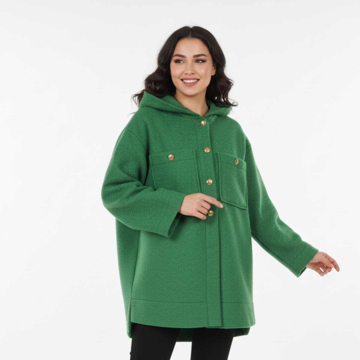 Žalias paltukas su kapišonu ir auksinėmis sagomis, moters siluetas priekyje