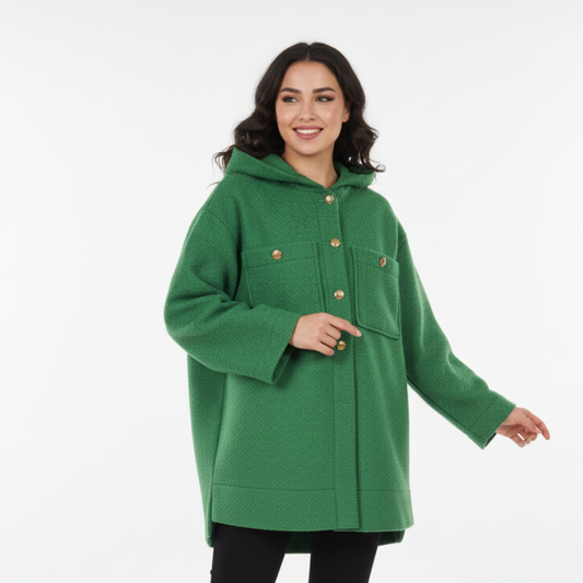 Žalias paltukas su kapišonu ir auksinėmis sagomis, moters siluetas priekyje