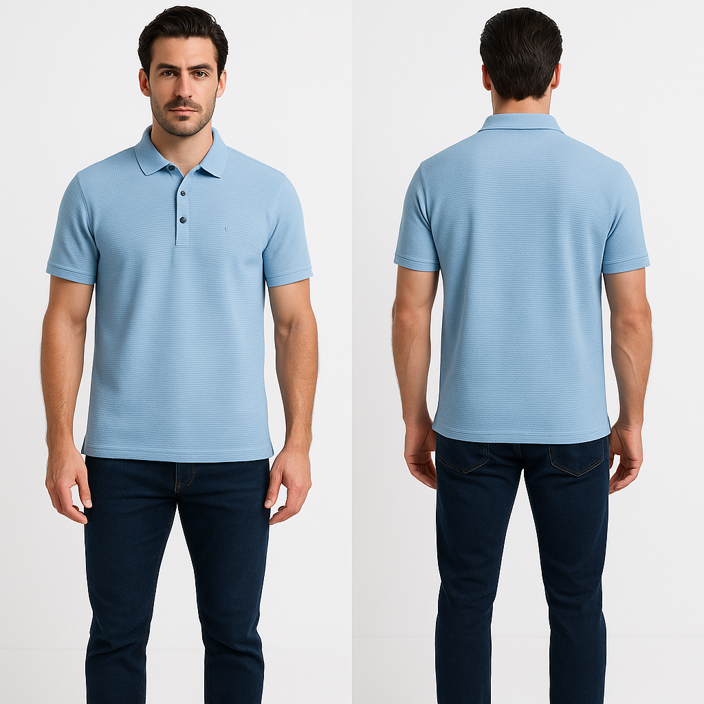 Modelis dėvi klasikinio stiliaus KHAN polo marškinėlius su juodomis sagutėmis, šviesiai mėlynos spalvos, kurie puikiai tinka tiek laisvalaikiui, tiek kasdieniam elegantiškam įvaizdžiui.