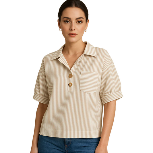 Smėlio ir baltos spalvos dryžuota trumpomis rankovėmis moteriška palaidinė su sagomis ir krūtinės kišenėle