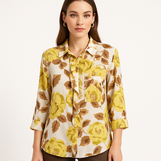 Moteris dėvi gėlėtą šviesią palaidinę su ryškiu raštu – vasariškas laisvalaikio įvaizdis.