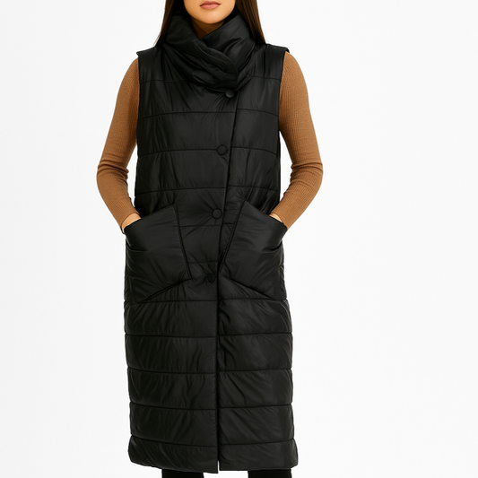 Ilga juoda moteriška dygsniuota liemenė be gobtuvo, su kišenėmis ir sagomis, demonstruojama ant modelio