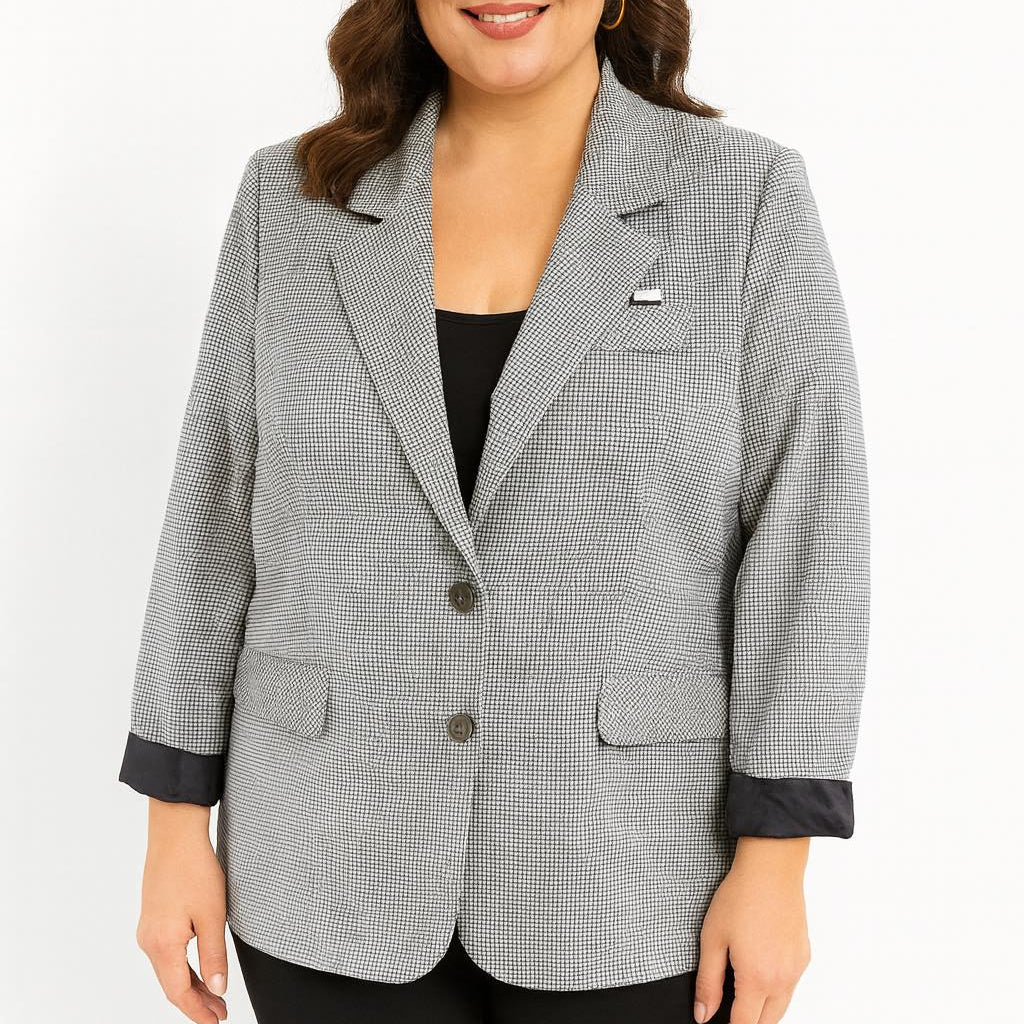 Modelis dėvi pilkai raštuotą moterišką švarką, rodomas priekis ir siluetas, matomos dvi sagos ir atvartai.