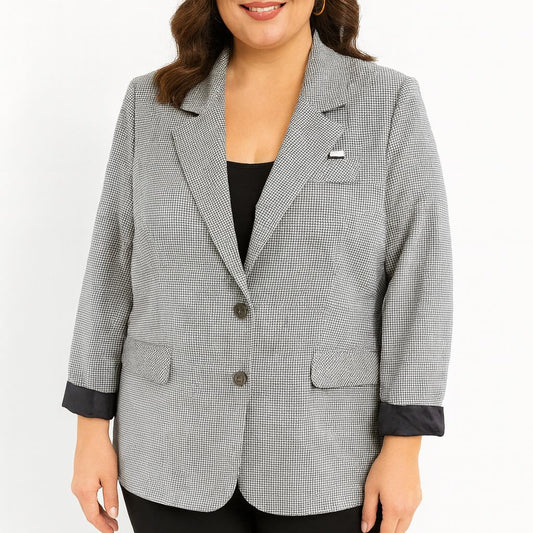 Modelis dėvi pilkai raštuotą moterišką švarką, rodomas priekis ir siluetas, matomos dvi sagos ir atvartai.