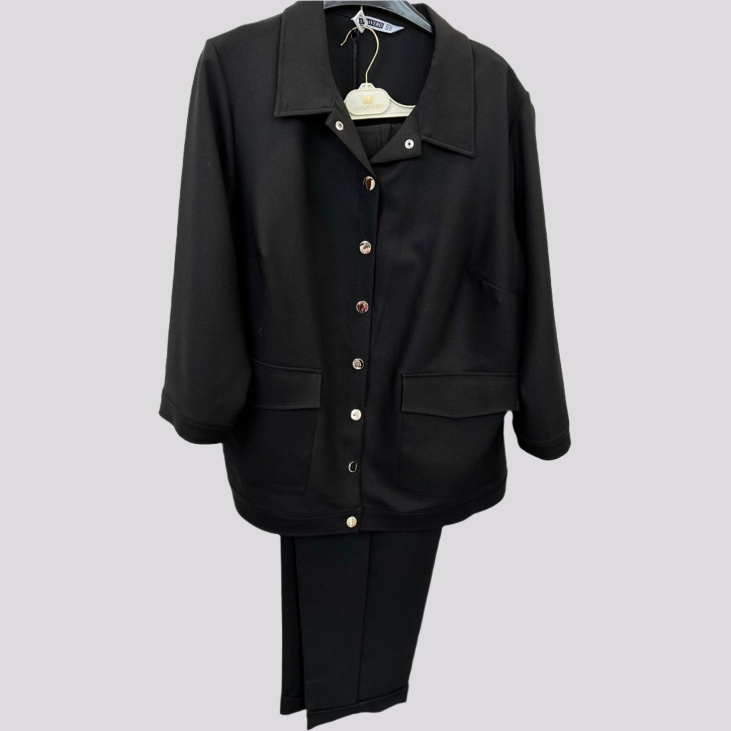 Klasikinio kirpimo kostiumėlis su malonaus audinio švarkeliu ir ilgomis kelnėmis.