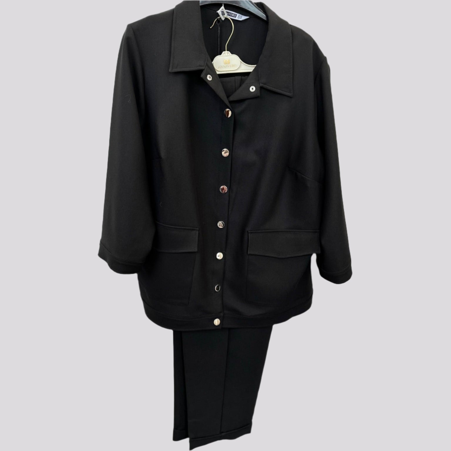 Klasikinio kirpimo kostiumėlis su malonaus audinio švarkeliu ir ilgomis kelnėmis.