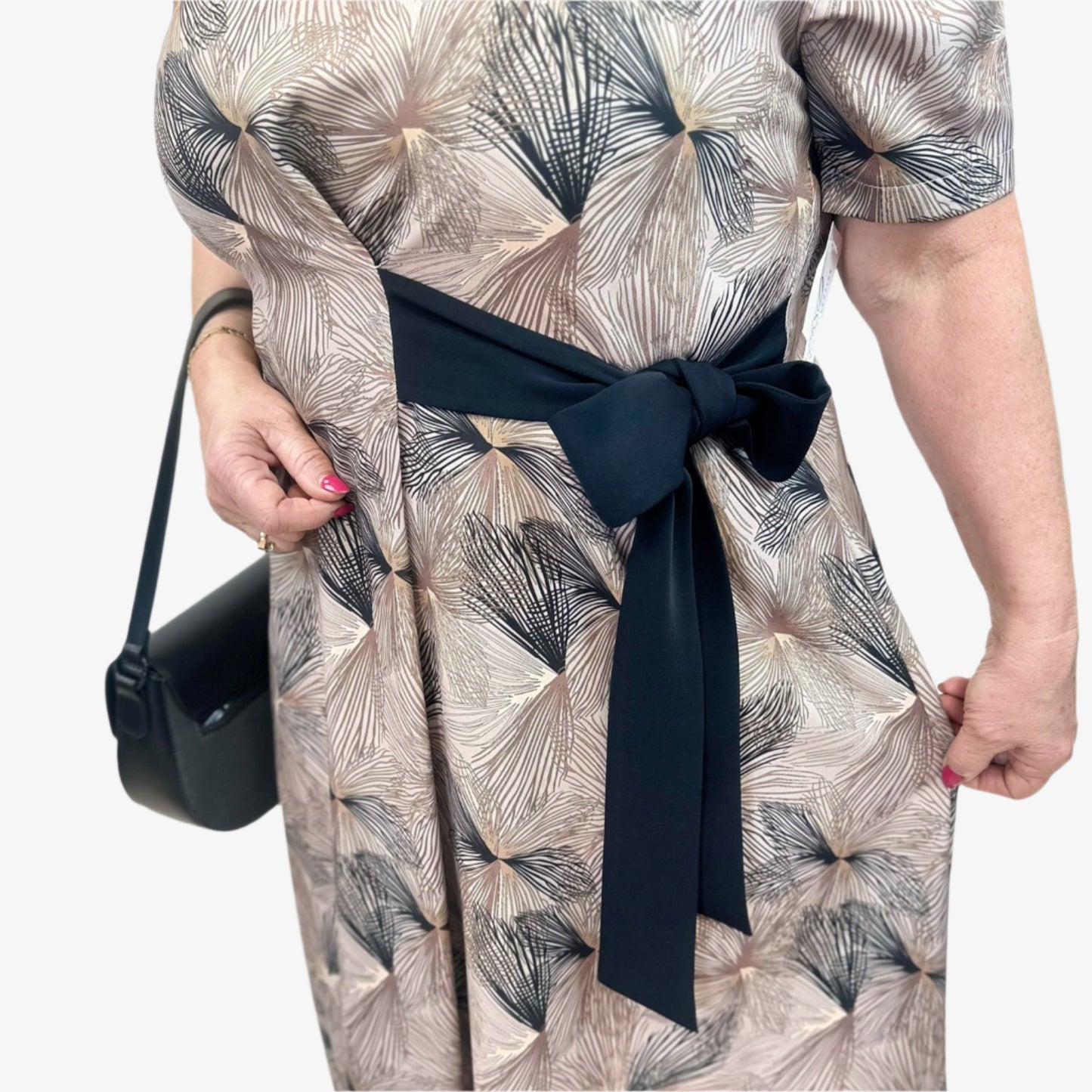 Stilinga ir patogi moteriška suknelė su pabrėžtu liemeniu ir laisvai krentančiu siluetu.