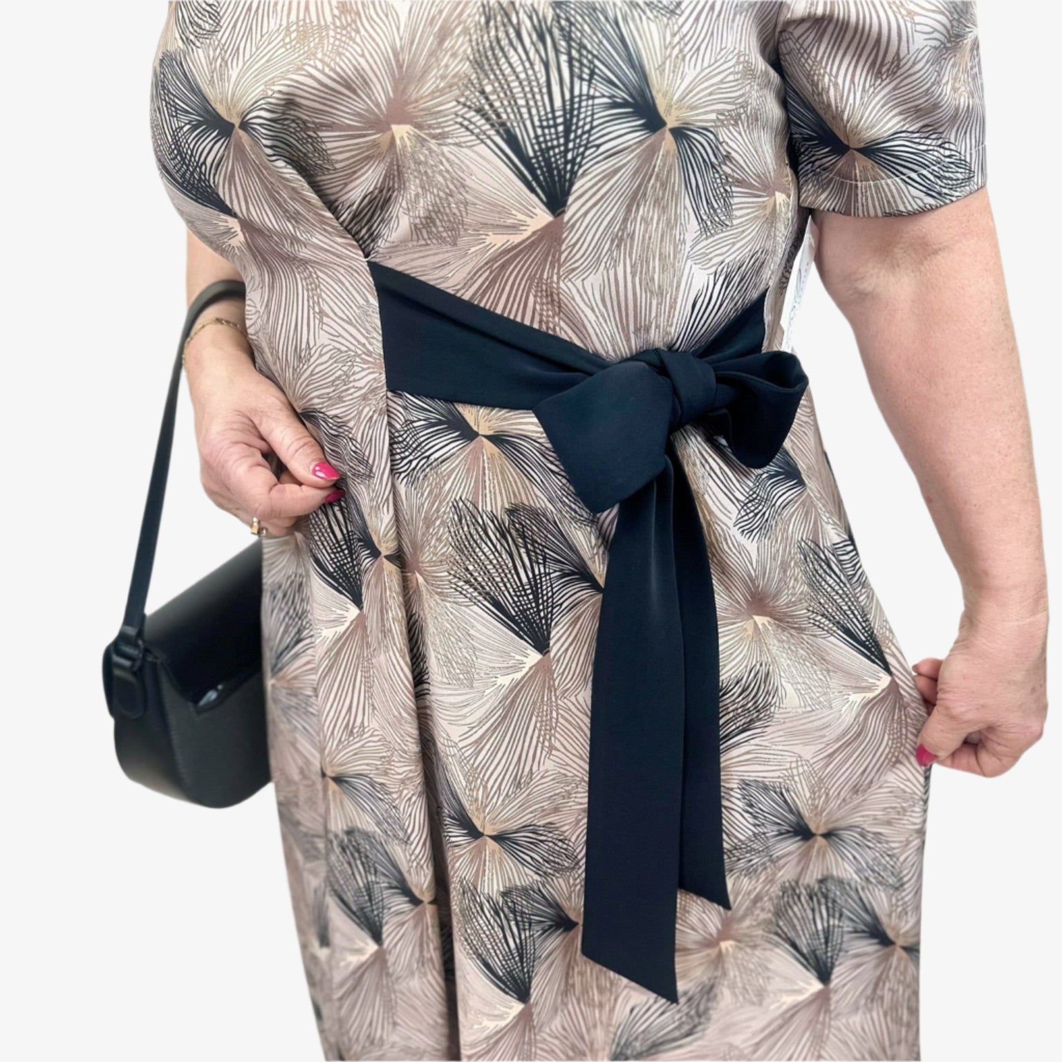 Stilinga ir patogi moteriška suknelė su pabrėžtu liemeniu ir laisvai krentančiu siluetu.