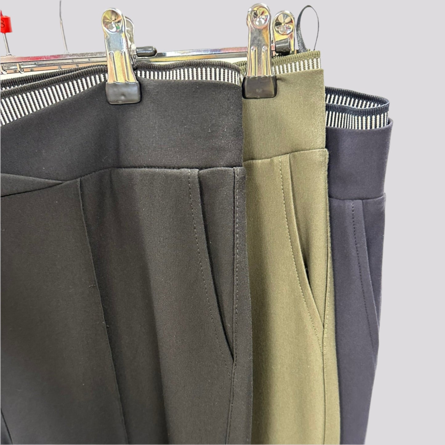 Mėlynos klasikinio stiliaus kelnės su guma juosmens srityje – patogus pasirinkimas