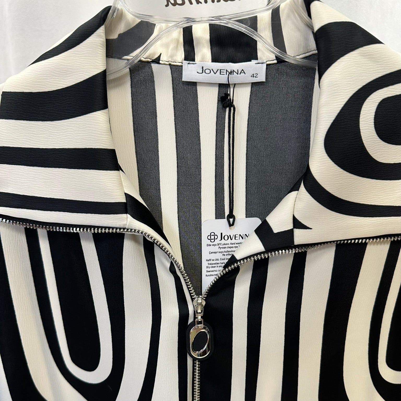 Kreminė palaidinė su juodomis detalėmis, moteriška elegantiška viršutinė dalis