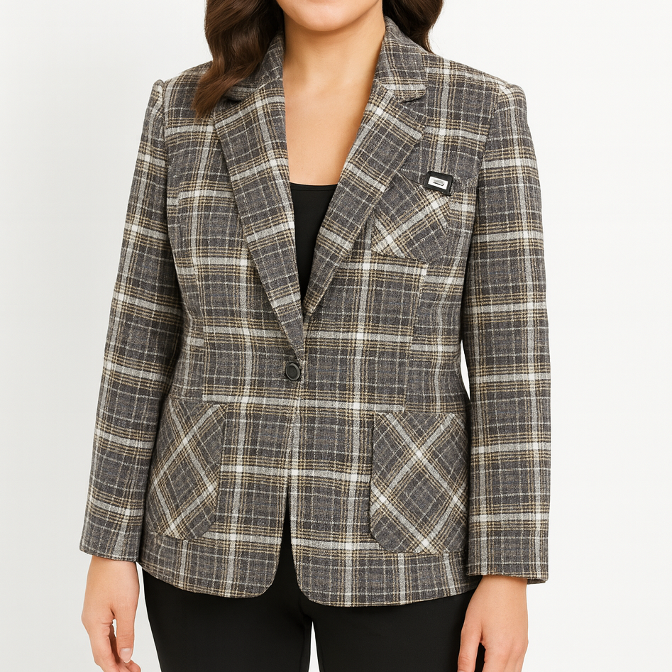 Languotas moteriškas švarkas ant modelio, paryškintas juodu diržu, klasikinis kirpimas su šiuolaikišku akcentu.